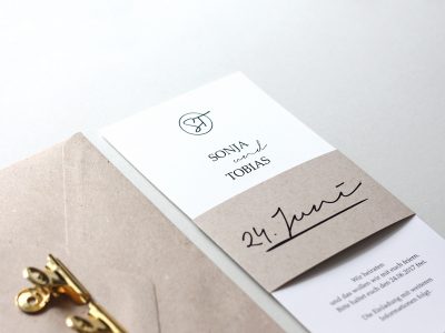 Save-the-Date Karte mit Logo-Prägung und Kraftpapier-Banderole